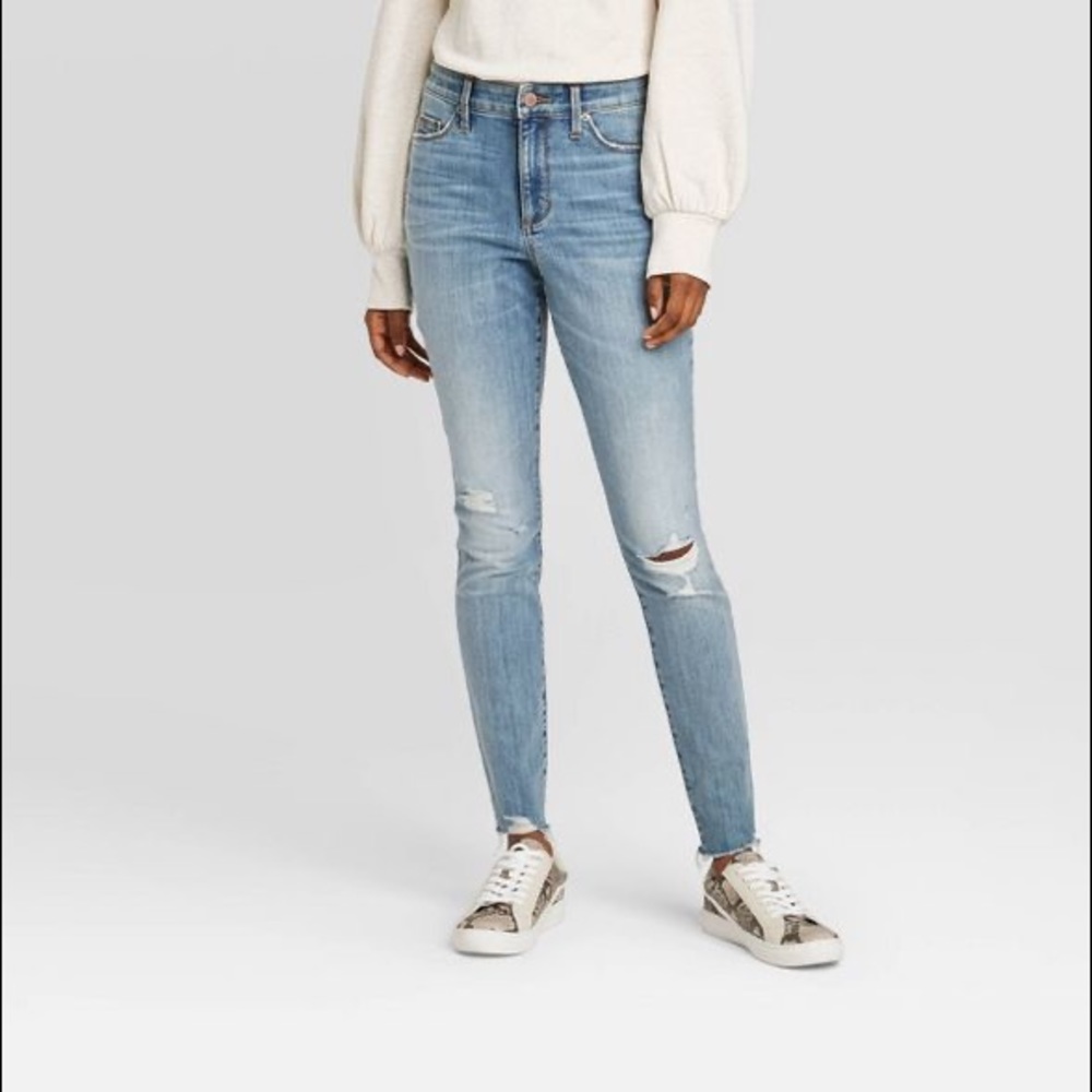 Universal Thread -High Rise Distressed Skinny Jean